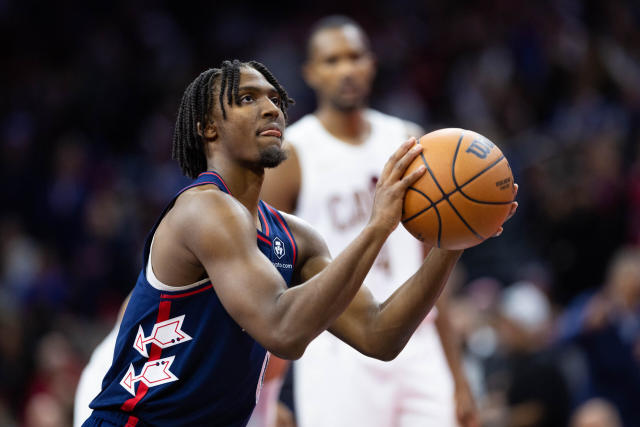 El joven armador de los Philadelphia 76ers, Tyrese Maxey, lo está haciendo bien